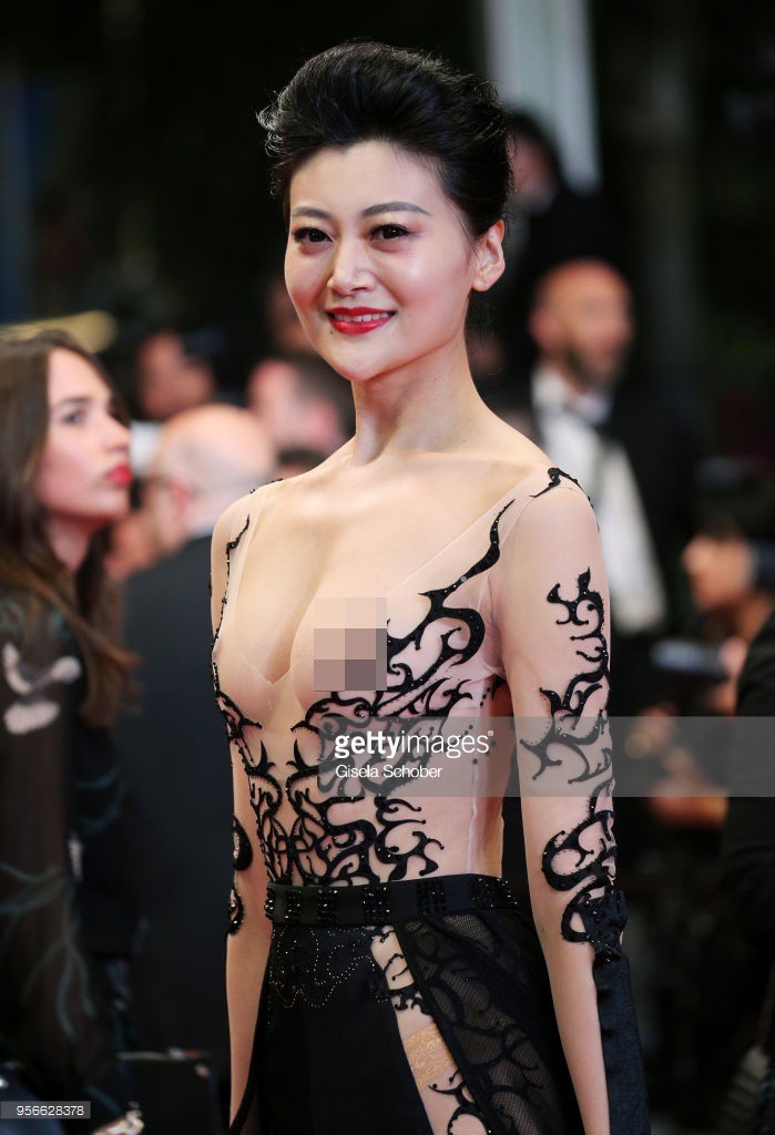 Sao Hoa Ngữ khoe ngực trần tại Cannes muối mặt khi bị cư dân mạng bóc mẽ Sao Hoa Ngữ khoe ngực trần tại Cannes muối mặt khi bị cư dân mạng bóc mẽ